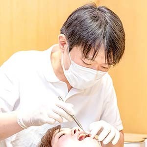 インプラント埋入手術を行う様子