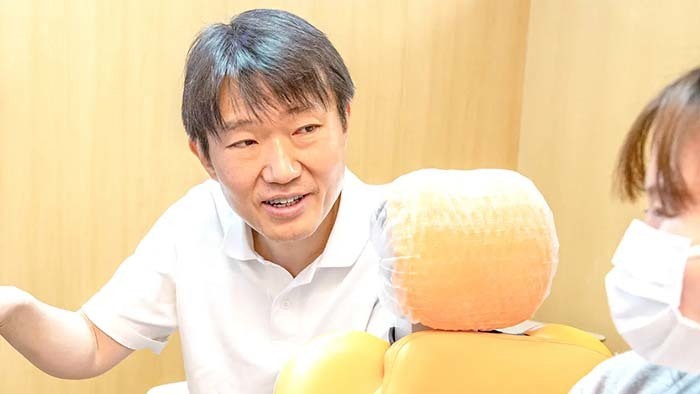 西宮の患者にインプラント費用と料金を説明するイメージ